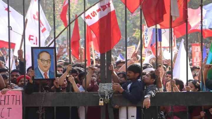 JNUSU ने की कैंपस में पुलिस कार्रवाई की कड़ी निंदा, पुलिसकर्मी डॉ. आंबेडकर का चित्र फाड़ते दिखे...