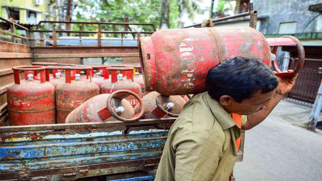 देशभर में LPG महंगी: घरेलू सिलेंडर 60 रुपये, कमर्शियल 115 रुपये बढ़ा, जानिए सरकारी दावे...