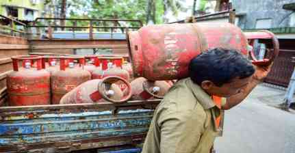 देशभर में LPG महंगी: घरेलू सिलेंडर 60 रुपये, कमर्शियल 115 रुपये बढ़ा, जानिए सरकारी दावे...