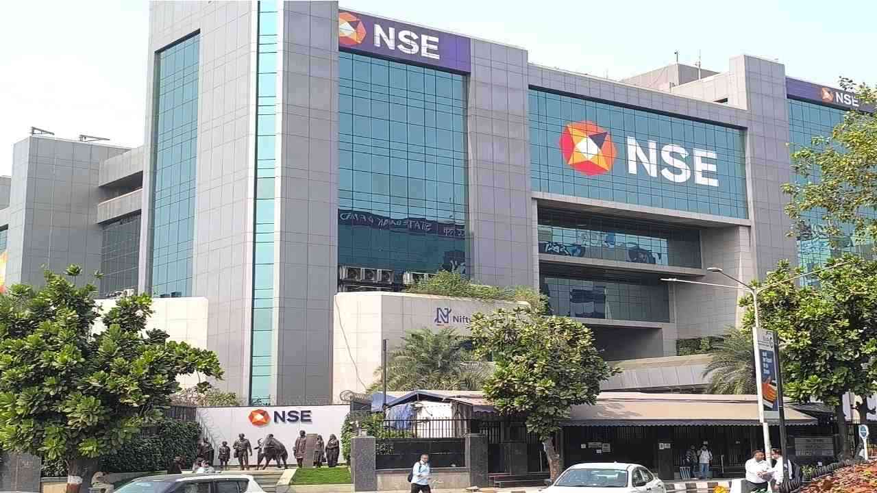 Nifty 50 और BSE Sensex में उतार-चढ़ाव जारी, बढ़त के साथ खुलकर लाल निशान में फिसले...