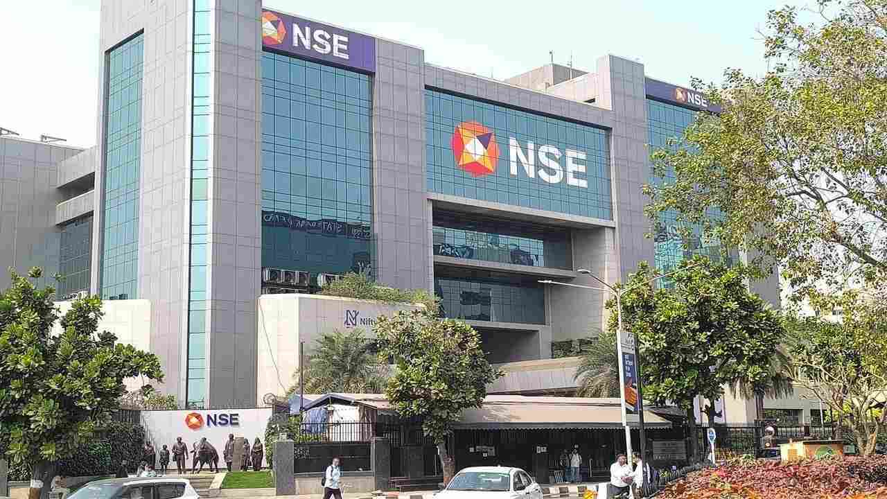 कच्चे तेल की कीमतों में उछाल से शेयर बाजार धड़ाम, Nifty, 582 और Sensex, 1862 अंक लुढ़का...