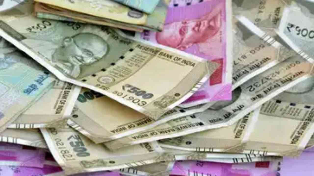 तेल कीमतों में उछाल और युद्ध तनाव के बीच रुपया 93.94 के रिकॉर्ड निचले स्तर पर गिरा...