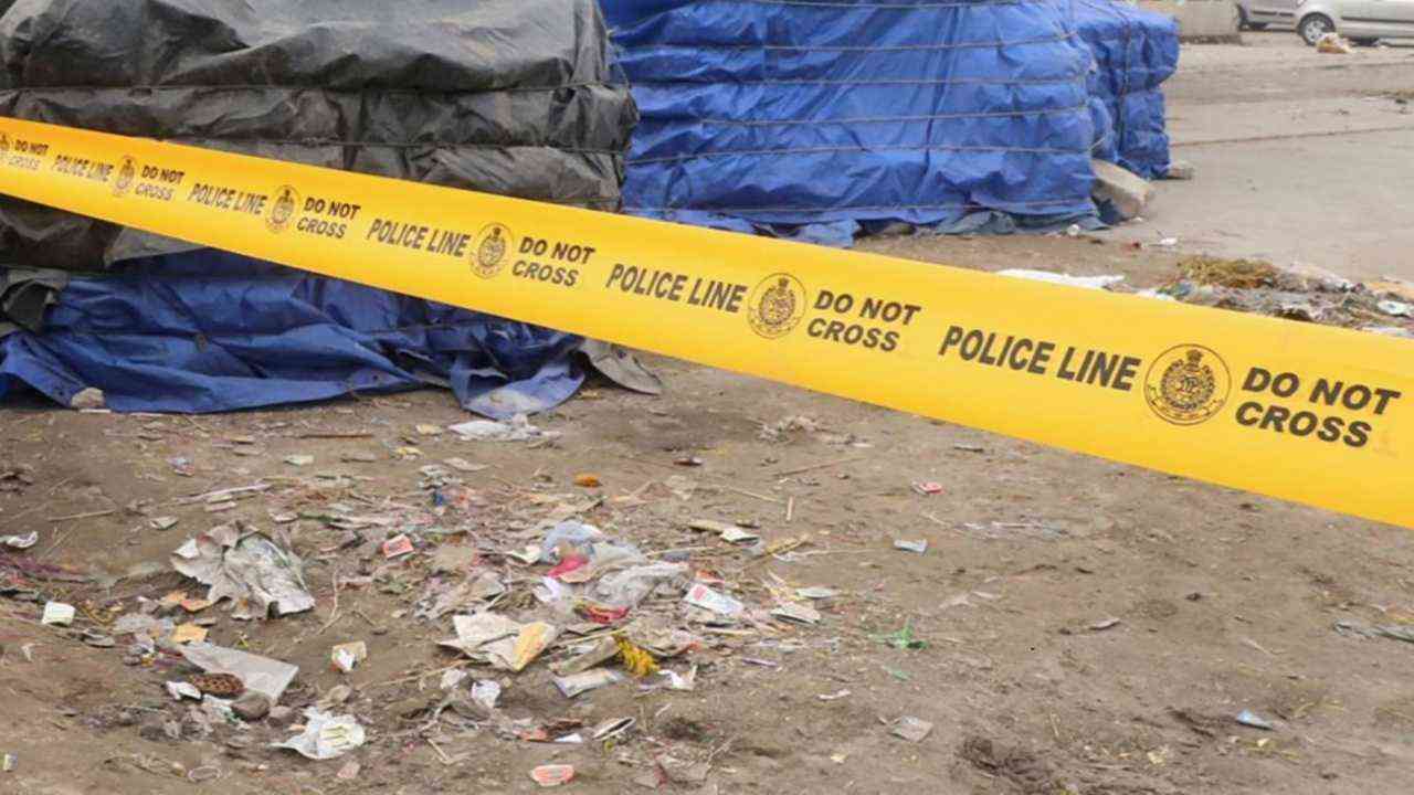 रिठाला मेट्रो स्टेशन के पास बस्ती में लगी भीषण आग, 15 दमकल गाड़ियां मौके पर, दर्जनों लोग बेघर