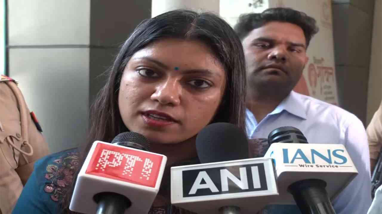 नोएडा: मजदूरों की मांगे पूरी, 10 तारीख तक वेतन, नवंबर से पहले बोनस, ओवरटाइम पर मिलेगा दोगुना वेतन...