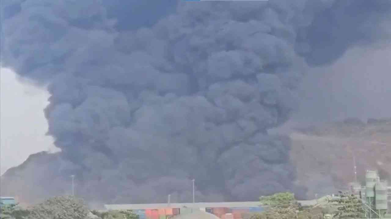 नवी मुंबई में भीषण आग: कार्गो वेयरहाउस में लगी आग, कोई हताहत नहीं...