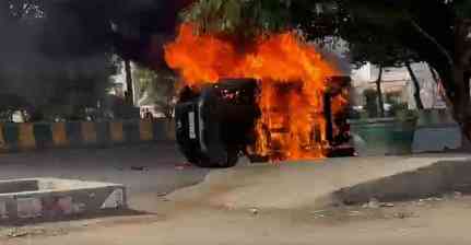 नोएडा फेज-2 में वेतन बढ़ोतरी की मांग पर बवाल, श्रमिकों का प्रदर्शन हिंसक