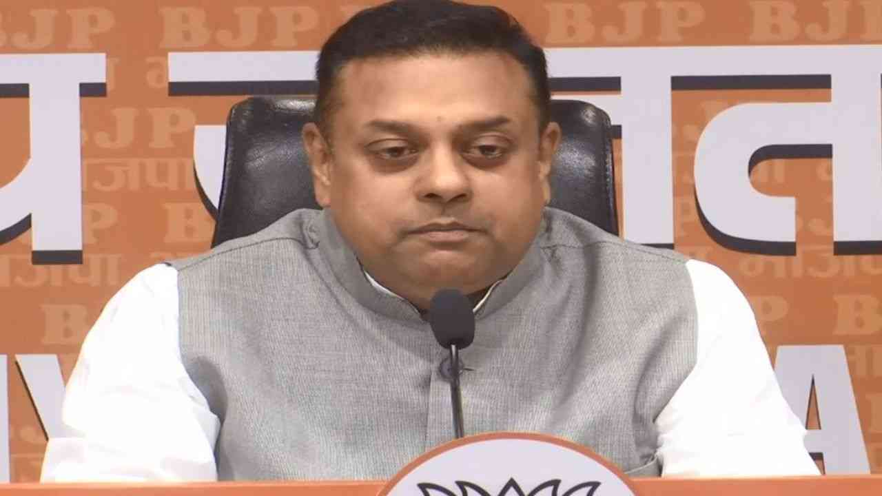 राहुल गांधी के 54 विदेशी दौरों की फंडिंग पर बीजेपी ने उठाए सवाल