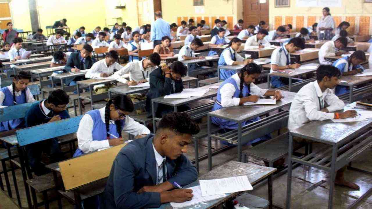 CBSE का बड़ा बदलाव, कक्षा 9-10 में तीन भाषाएं अनिवार्य