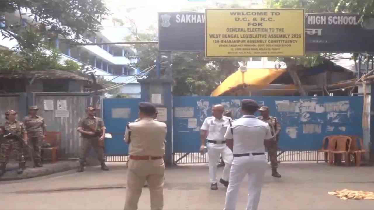 नतीजों से पहले कोलकाता में हाई अलर्ट, स्ट्रॉन्ग रूम के बाहर कड़ी सुरक्षा...