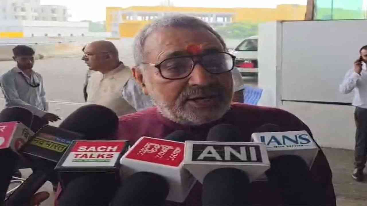‘सरकार गिर जाएगी’ बयान पर गरमाई राजनीति, PM मोदी के समर्थन में उतरे गिरिराज सिंह