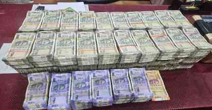 गुजरात: दाहोद में कार से 2.56 करोड़ रुपये से अधिक की बेहिसाबी नकदी बरामद