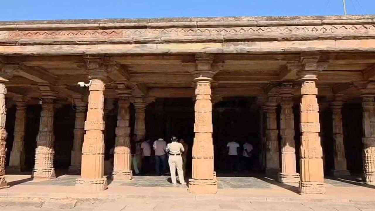 मध्य प्रदेश हाईकोर्ट के फैसले के बाद भोजशाला में पूजा शुरू