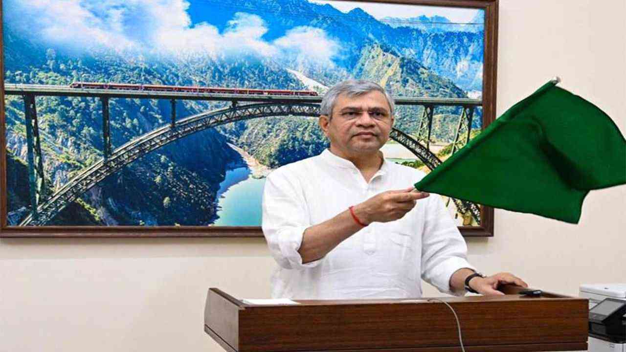 रेल मंत्री अश्विनी वैष्णव ने बेंगलुरु-मुंबई एक्सप्रेस ट्रेन को वर्चुअली दिखाई हरी झंडी...