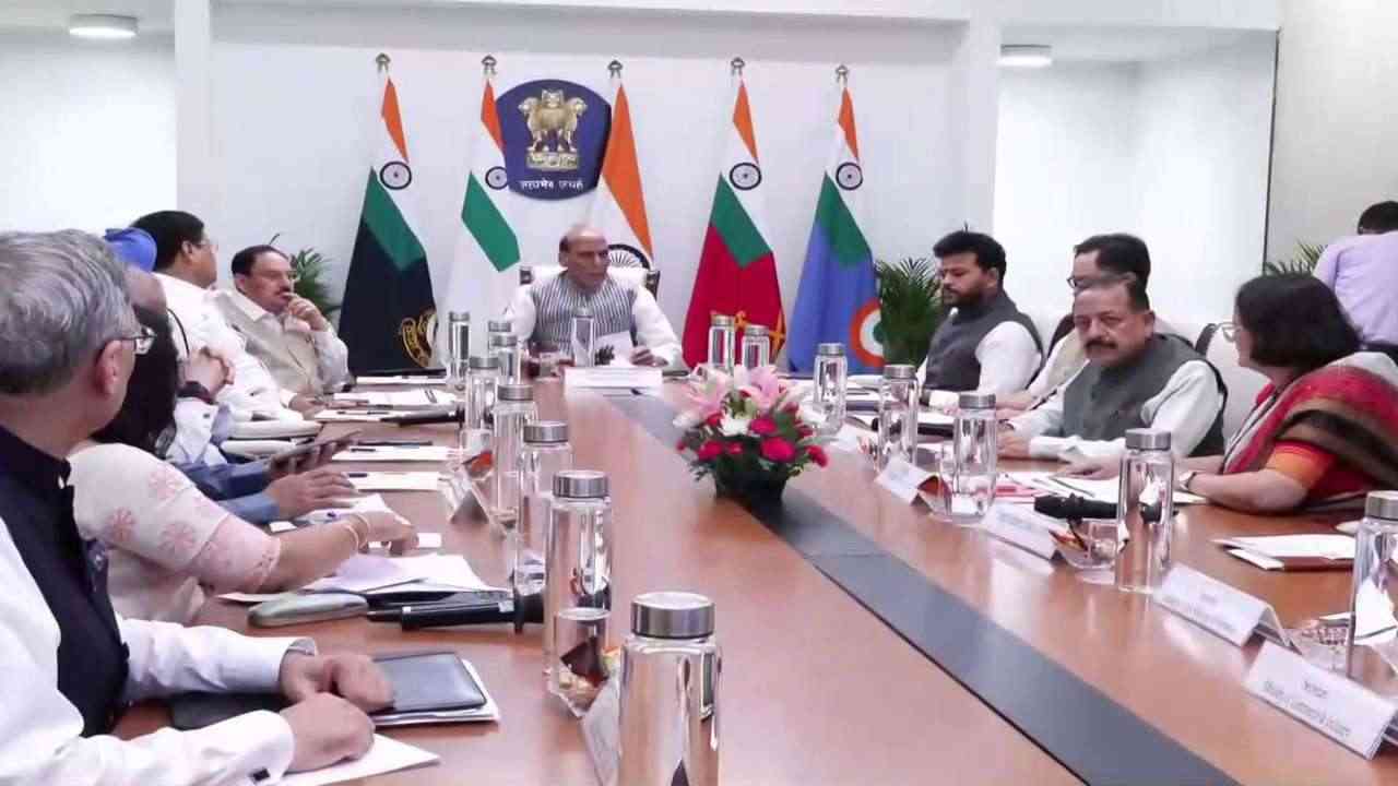 पश्चिम एशिया संकट पर एक्शन मोड में सरकार, राजनाथ सिंह ने संभाली कमान