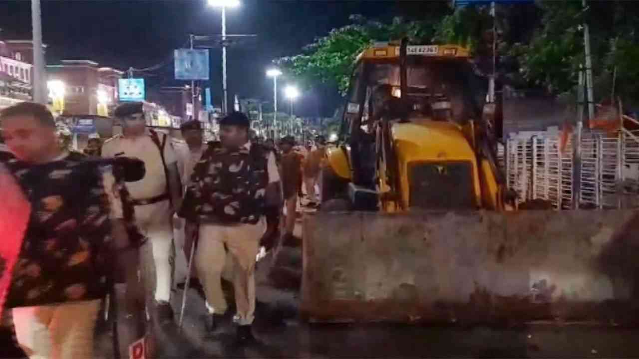 पश्चिम बंगाल: हावड़ा रेलवे स्टेशन के पास भारी सुरक्षा के बीच चला बुलडोजर अभियान