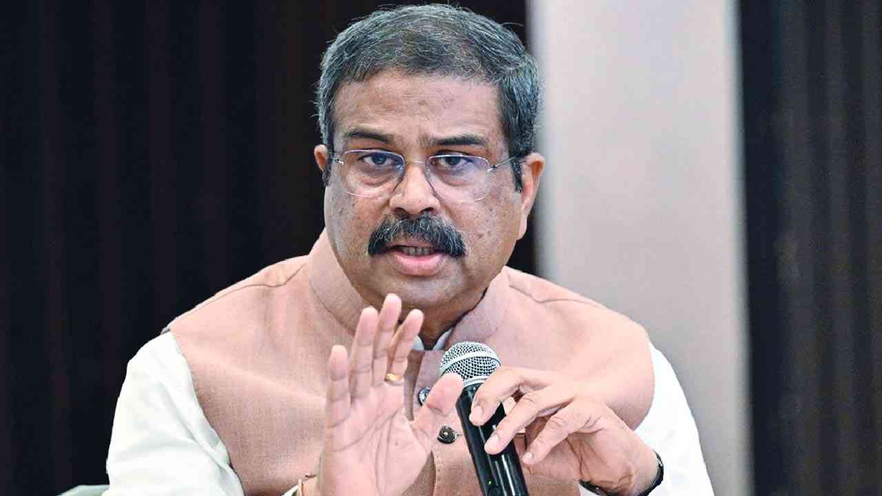 धर्मेंद्र प्रधान के कार्यकाल में लगातार पेपर लीक विवाद, 2021 से कई परीक्षाएं सवालों के घेरे में