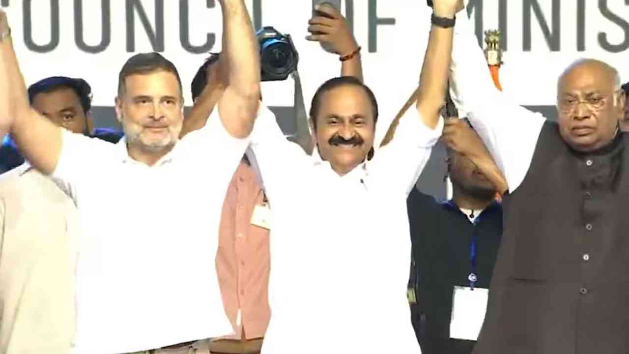 केरल को मिला नया मुख्यमंत्री: सतीशन ने संभाली कमान, कांग्रेस नेतृत्व मंच पर दिखा एकजुट