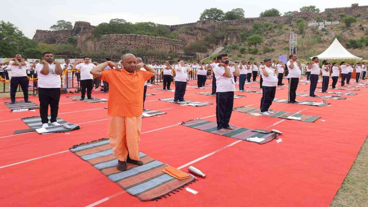 योग भारत की विरासत, स्वस्थ शरीर ही स्वस्थ राष्ट्र का आधार: सीएम योगी