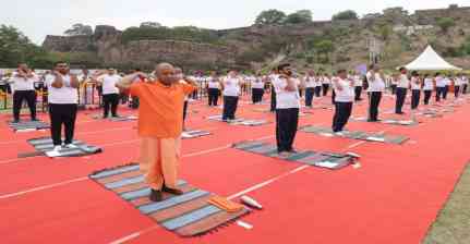 योग भारत की विरासत, स्वस्थ शरीर ही स्वस्थ राष्ट्र का आधार: सीएम योगी