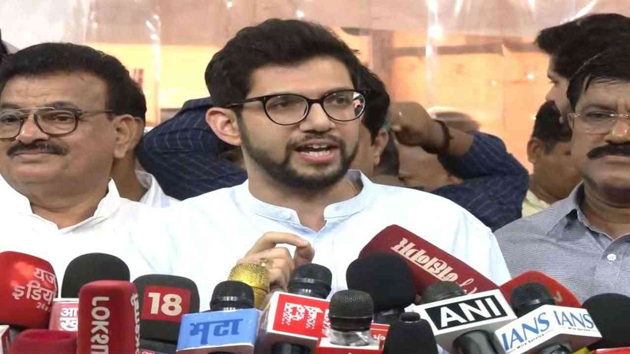 'संविधान बदलना भाजपा का लक्ष्य', बागी सांसदों के मुद्दे पर आदित्य ठाकरे का बड़ा हमला