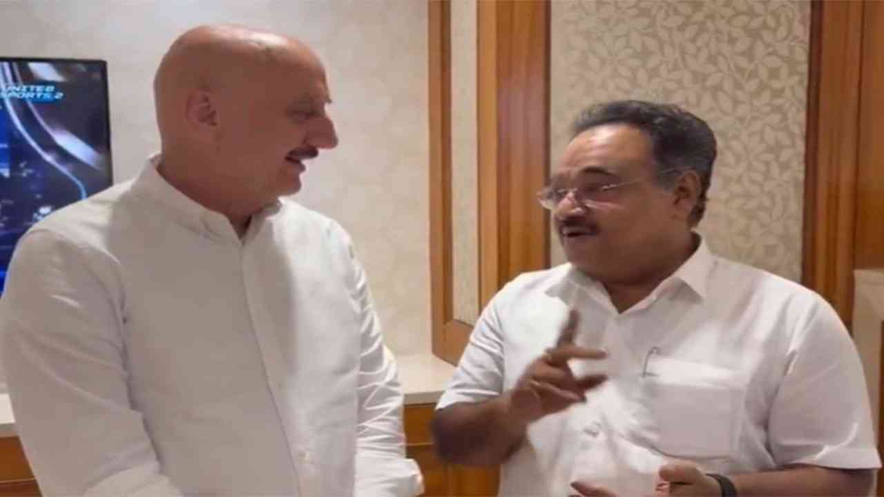 कालीघाट काली मंदिर पहुंचे अनुपम खेर, मां काली का लिया आशीर्वाद