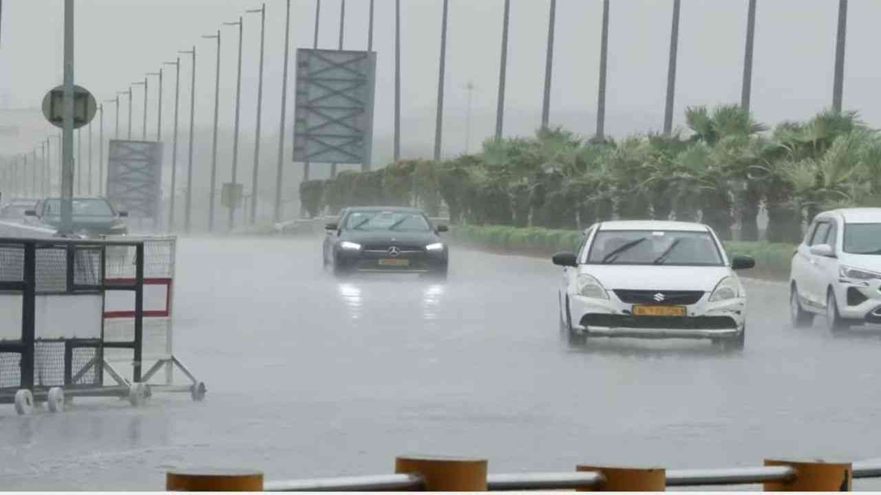 दिल्ली-एनसीआर में मौसम का यू-टर्न, तेज बारिश और आंधी से जनजीवन प्रभावित