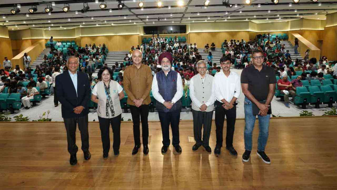 प्लाक्षा यूनिवर्सिटी पहुंचे दिल्ली के उपराज्यपाल तरणजीत सिंह संधू, विद्यार्थियों को उत्कृष्टता और नेतृत्व का दिया मंत्र