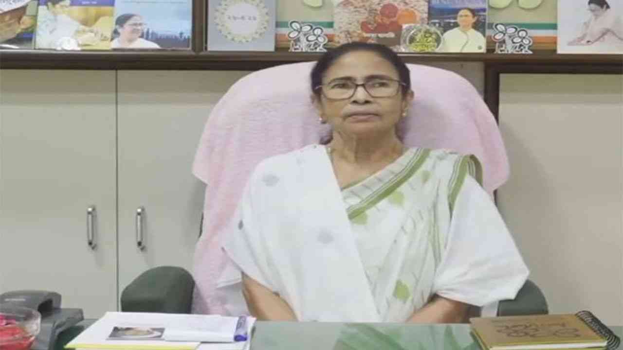 ममता बनर्जी के खिलाफ शिकायत दर्ज, संवैधानिक संस्थाओं पर टिप्पणी का आरोप