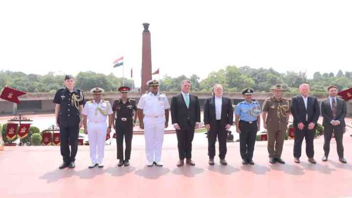 ऑस्ट्रेलिया के रक्षा मंत्री रिचर्ड मार्ल्स ने राष्ट्रीय युद्ध स्मारक पर दी श्रद्धांजलि