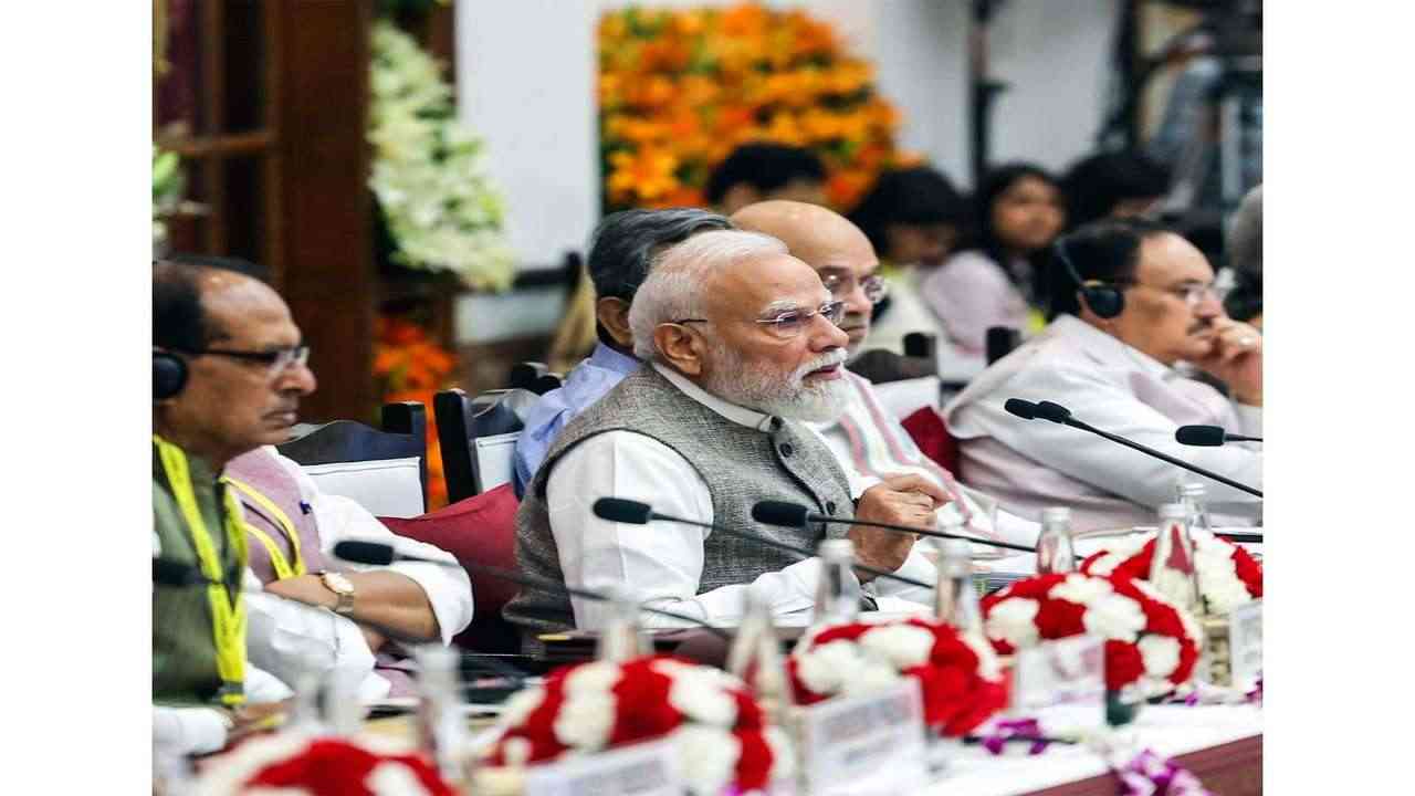 पीएम मोदी केंद्रीय सचिवों के साथ करेंगे उच्चस्तरीय बैठक, 'ईज ऑफ डूइंग बिजनेस' जैसे मुद्दों पर होगी चर्चा...