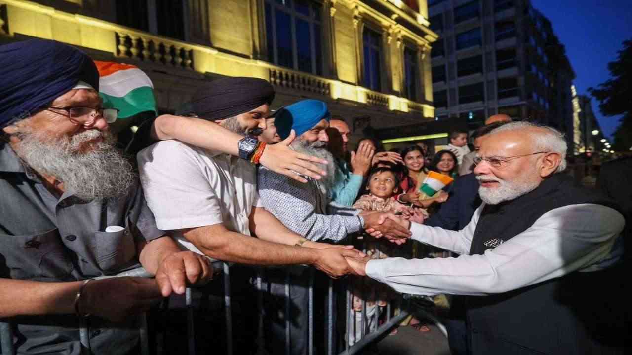 पेरिस में पीएम मोदी का भव्य स्वागत, भारतीय समुदाय ने जताया गर्व