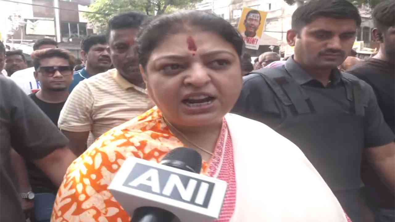 प्रियंका टिबरेवाल का संदीपन साहा के घर के बाहर प्रदर्शन, लगाए जमीन कब्जाने के आरोप