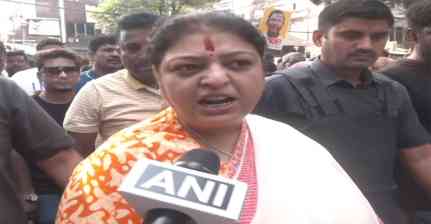 प्रियंका टिबरेवाल का संदीपन साहा के घर के बाहर प्रदर्शन, लगाए जमीन कब्जाने के आरोप