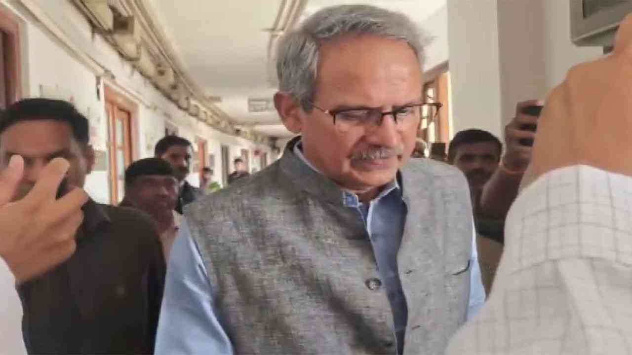 ‘ऑपरेशन टाइगर’ की अटकलों के बीच उद्धव गुट का बड़ा कदम, 6 सांसदों को नोटिस जारी