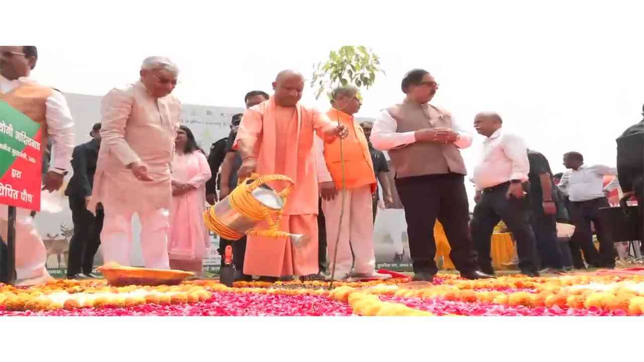 जन्मदिन पर योगी आदित्यनाथ ने लगाया पौधा, दिया पर्यावरण संरक्षण का संदेश