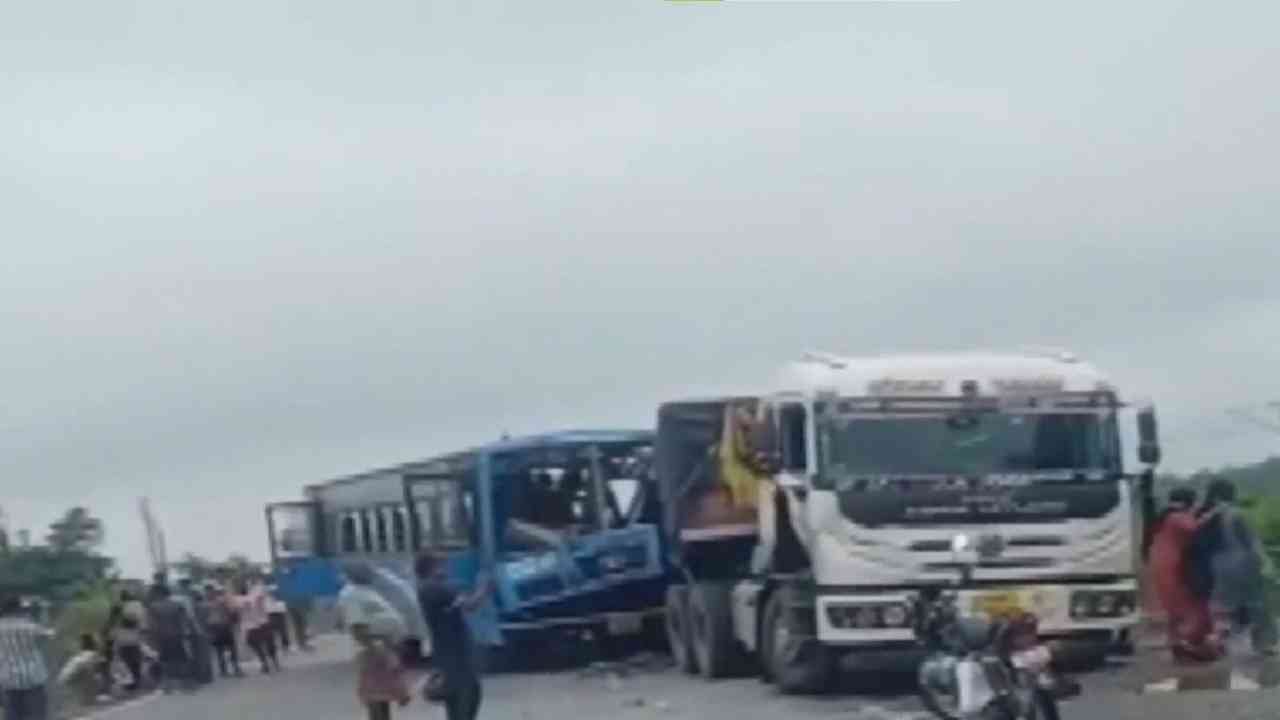 पश्चिम बंगाल में बड़ा सड़क हादसा, 32 लोगों को अस्पताल पहुंचाया गया, राहत-बचाव अभियान जारी...
