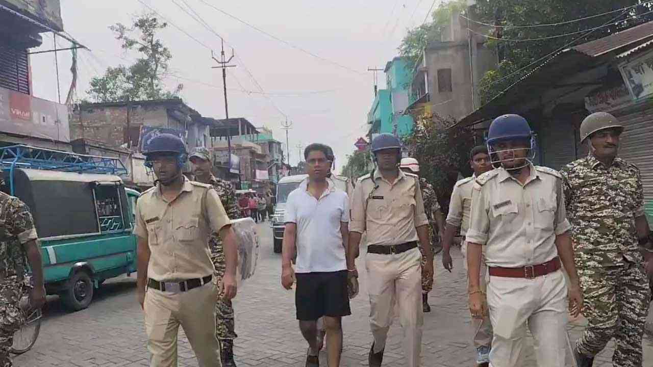 जहांगीर खान ‘पुष्पा’ पर पुलिस का शिकंजा, गिरफ्तारी के बाद इलाके में कराई गई पैदल परेड