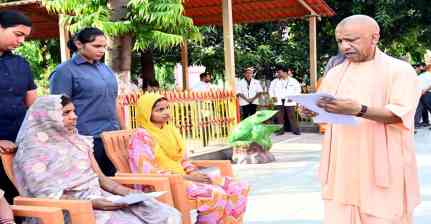 जरूरतमंदों के इलाज और मकान की व्यवस्था कराएगी सरकार: सीएम योगी