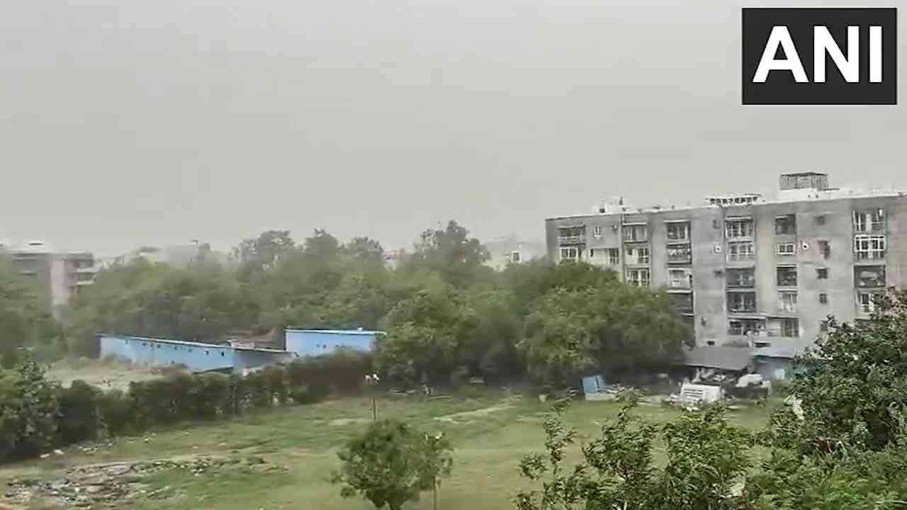 दिल्ली-NCR में धूल भरी आंधी का कहर, तेज हवाओं से बदला मौसम का मिजाज
