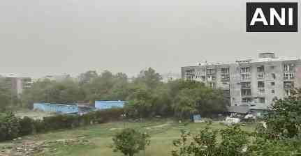 दिल्ली-NCR में धूल भरी आंधी का कहर, तेज हवाओं से बदला मौसम का मिजाज