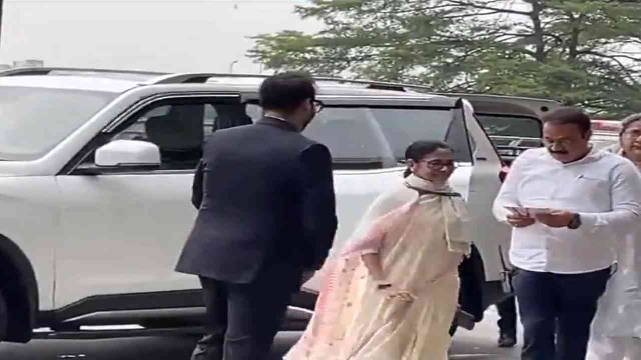 दिल्ली रवाना हुईं ममता बनर्जी, INDIA गठबंधन की अहम बैठक में लेंगी हिस्सा