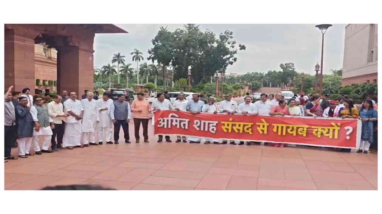 "Amit Shah sansad se gayab kyun"? Oppn protests in Parliament complex against police action on students