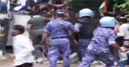 Police use mild force to disperse CJP protestors as they attempt to march to Parliament