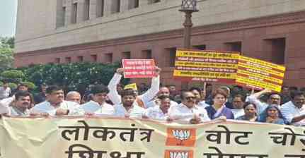 ‘संसद चलो’ मार्च पर बवाल, पुलिस कार्रवाई के मुद्दे पर विपक्ष का हंगामा; दोनों सदन स्थगित