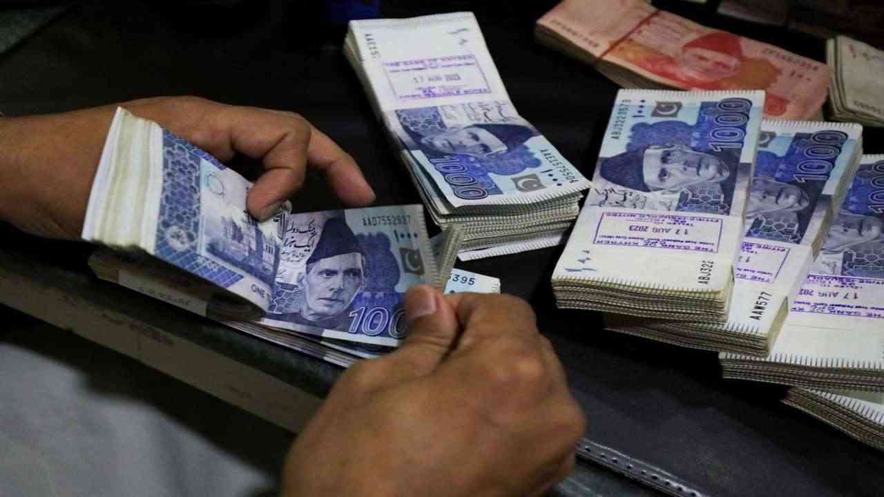 पाकिस्तान में 8.5 अरब रुपये के भ्रष्टाचार मामले में शीर्ष नौकरशाह जेल भेजा गया...