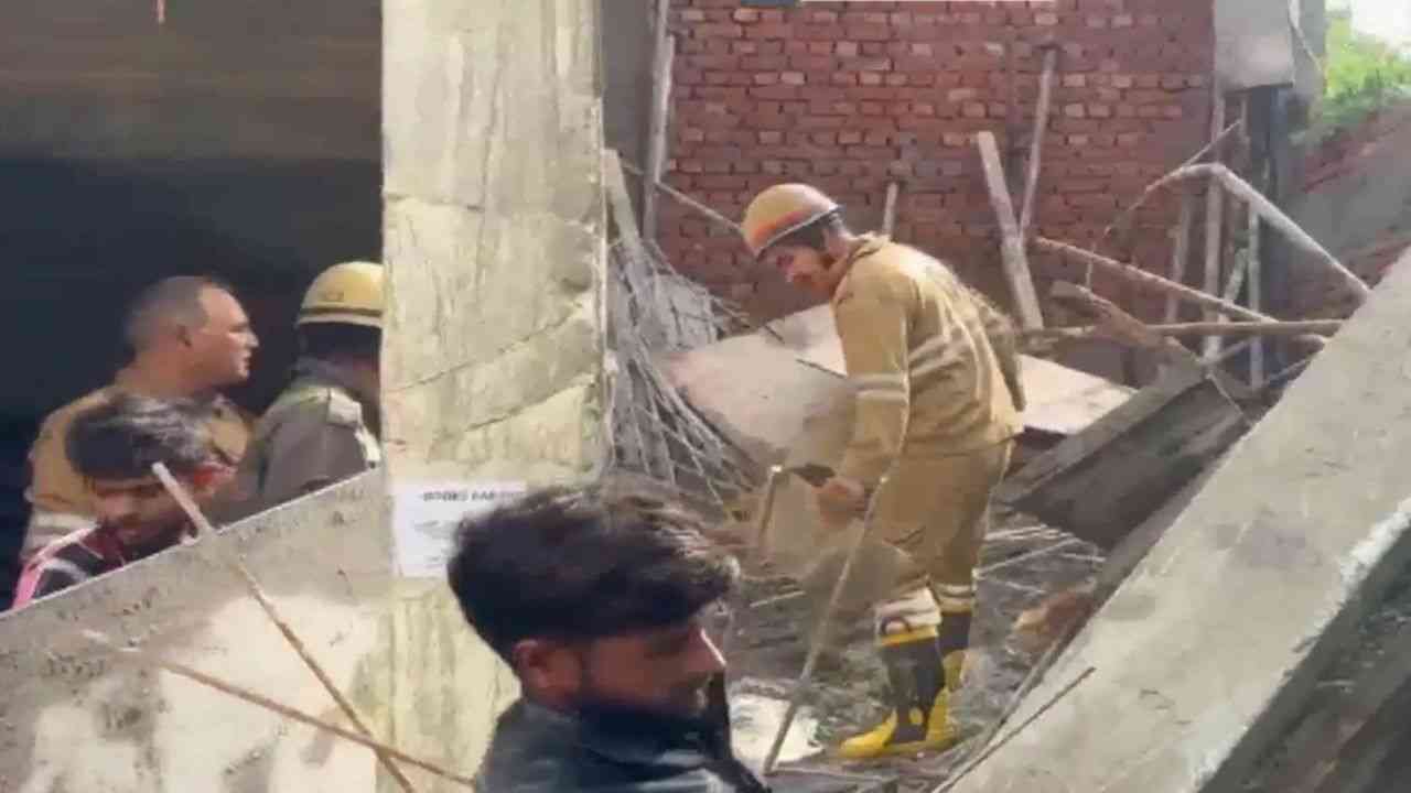 नोएडा में निर्माणाधीन दुकान का हिस्सा गिरा, कोई हताहत नहीं...