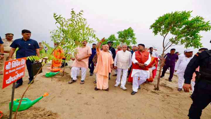 पौधरोपण महाभियान धरती माता के प्रति कृतज्ञता ज्ञापित करने का महायज्ञ: सीएम योगी