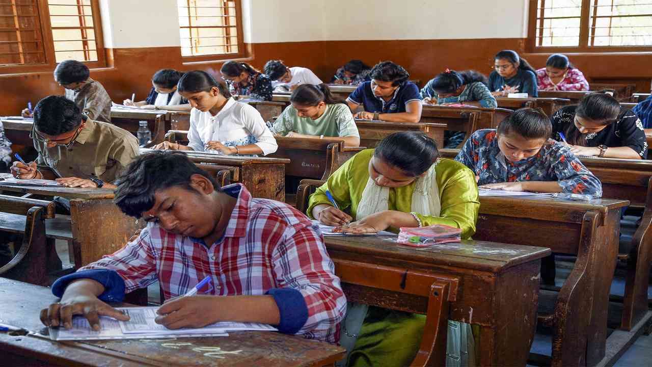 UPTET परीक्षा शुरू, लखनऊ के 46 केंद्रों का डीएम और ज्वाइंट सीपी ने किया निरीक्षण