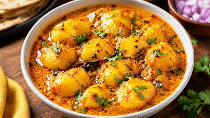 रोज की दाल-सब्जी से हटकर बनाएं यूपी के चटपटे दही आलू, हर निवाला कर देगा स्वाद से भरपूर