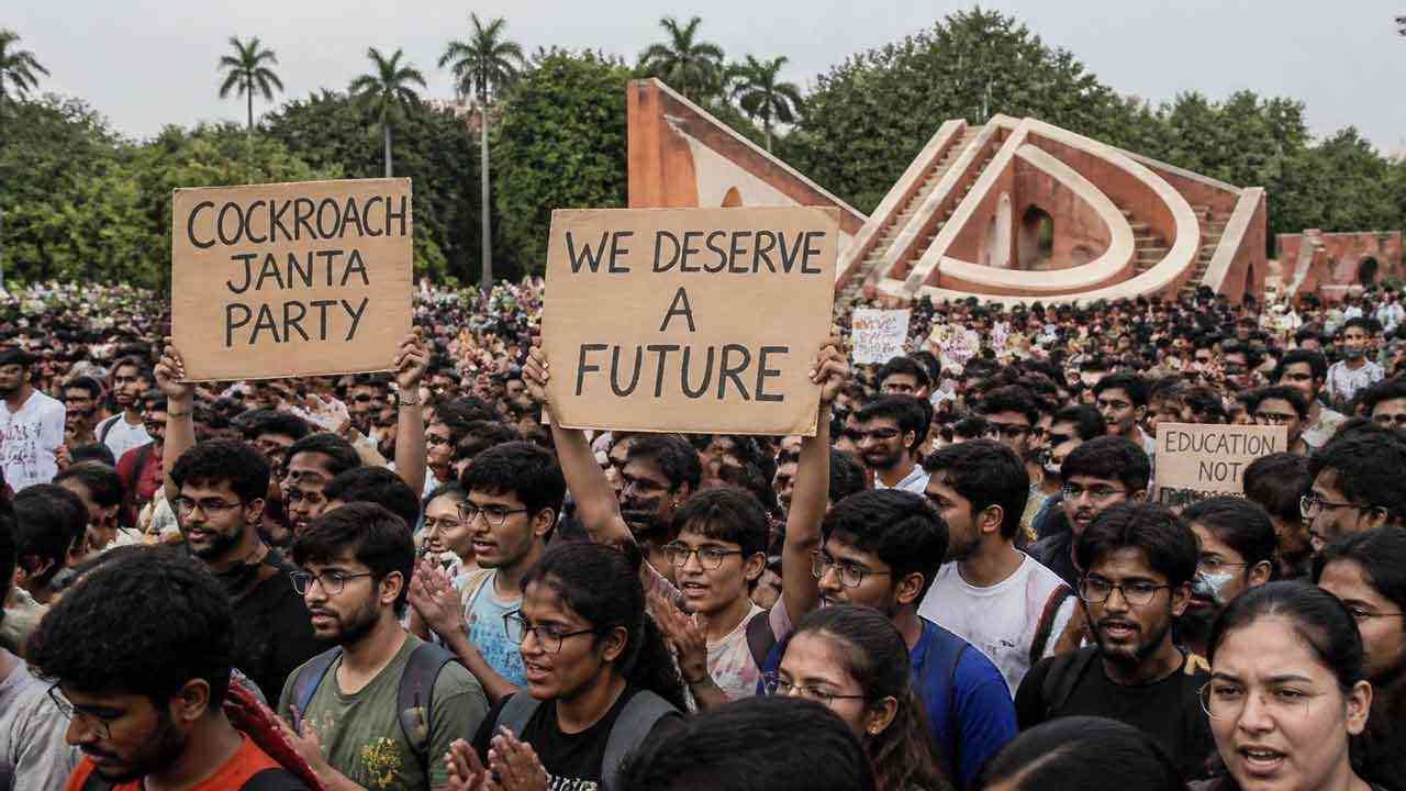 कॉकरोच रिवोल्यूशन: आखिर क्यों पीछे हटने को तैयार नहीं हैं दिल्ली के छात्र